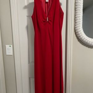 Jones New York Woman’s gown with breast broach